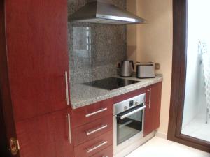 Kuchnia lub aneks kuchenny w obiekcie 2 Bedroom Apartments on Private Gated Development