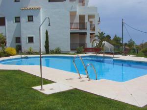 Basen w obiekcie 2 Bedroom Apartments on Private Gated Development lub w pobliżu