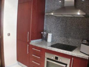 Kuchnia lub aneks kuchenny w obiekcie 2 Bedroom Apartments on Private Gated Development
