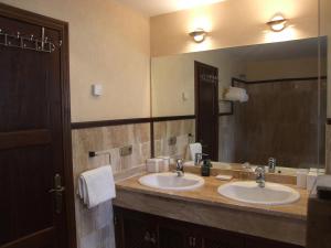 łazienka z dwiema umywalkami i dużym lustrem w obiekcie 2 Bedroom Apartments on Private Gated Development w mieście Mijas
