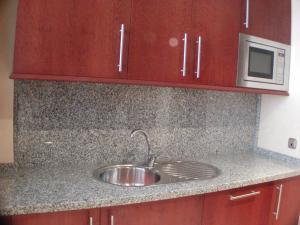 Kuchnia lub aneks kuchenny w obiekcie 2 Bedroom Apartments on Private Gated Development