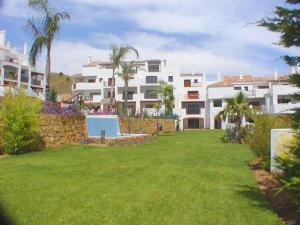 Basen w obiekcie 2 Bedroom Apartments on Private Gated Development lub w pobliżu