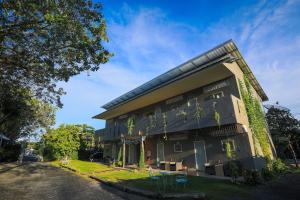 un bâtiment avec des plantes sur son côté dans l'établissement Phuket Nonnita Boutique Resort - SHA Plus, à Phuket