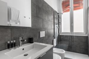ein Badezimmer mit einem weißen Waschbecken und einem WC in der Unterkunft Residence le Porte in Bologna