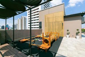 Balcony o terrace sa THEA Serviced Apartment by TH District, SHA Extra Plus