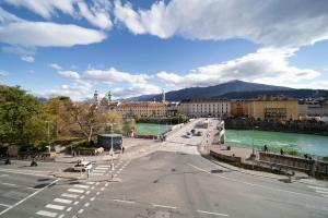 uitzicht op een stad met een rivier en gebouwen bij Blackhome Innsbruck Boutique I contactless check-in in Innsbruck