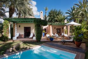 uma villa com uma piscina e uma casa em Dar Zemora em Marraquexe