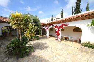 ミアミ・プラトーヤにあるMiami Playa Villas Granadaの花とテーブルのある家の中庭