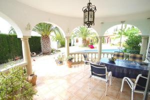 ミアミ・プラトーヤにあるMiami Playa Villas Granadaの家の中のパティオ(テーブル、椅子付)
