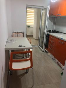 kuchnia ze stołem, stołem i krzesłami w obiekcie Ana Studio Apartment w mieście Gałacz