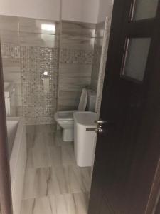 ein Badezimmer mit einem WC, einer Badewanne und einem Waschbecken in der Unterkunft Ana Studio Apartment in Galaţi