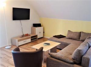 Unterkirnach的住宿－Ferienwohnung am Bach，客厅配有沙发和桌子