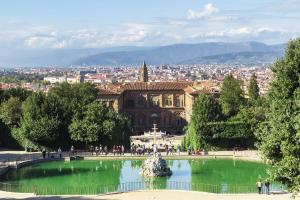 una grande fontana di fronte a un edificio con città di Apartments Lorenzo&Lorenzo a Firenze