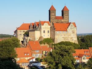 um grande castelo sentado no topo de uma cidade em Ferienwohnung "Mia" em Quedlinburg