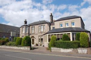 une grande maison avec des buissons devant elle dans l'établissement Victoria Hotel, à Kirkcaldy