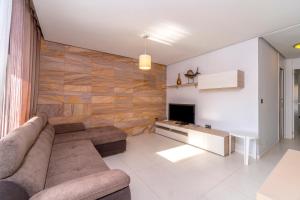 a living room with a couch and a tv at Bennecke Niagara in Cabo Roig
