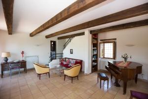 un soggiorno con divano, tavolo e sedie di BIOAGRITURISMO la Collina Casa Romeo a Larciano
