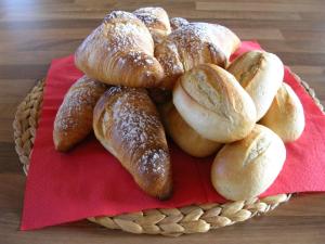 um cesto de pães num guardanapo vermelho em Cappone B&B em Morciano di Romagna