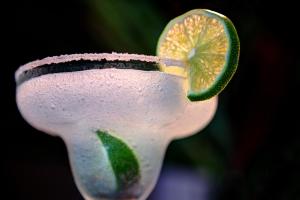 a drink with a slice of lime on top of it at ibis Apartado in Apartadó