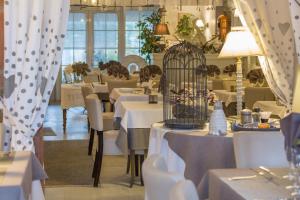 Restaurant ou autre lieu de restauration dans l'établissement LogisHotels Le Relais du Quercy