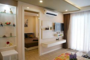 TV a/nebo společenská místnost v ubytování Seven Seas Resort Pattaya & Sofa bed