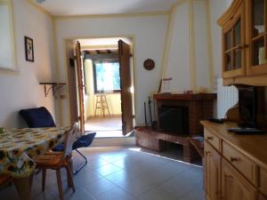 Televízia a/alebo spoločenská miestnosť v ubytovaní Casa Vacanze Santa Cristina