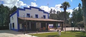 un edificio azul y blanco con techo en Villa Paraiso, en Villacañas