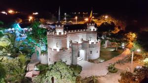 Un modelo de castillo de noche en Eco-Hotel Villa Elina, en Ríohacha