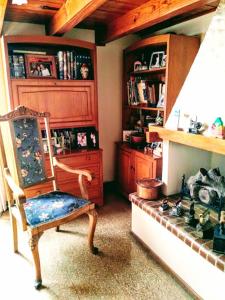 a room with a chair and a book shelf at Bed & breakfast Familia San Martín in Vicente López