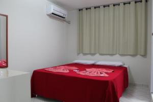 Habitación con mesa y mantel rojo. en Pousada Recife Inn, en Recife