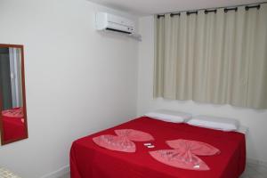 Habitación con cama con mantel rojo en Pousada Recife Inn, en Recife