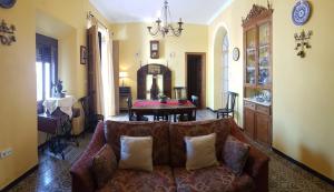 ein Wohnzimmer mit einem Sofa und einem Tisch in der Unterkunft Sierra de Aracena Cala Huelva in Cala