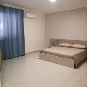 Tempat tidur dalam kamar di I Colori dell'Etna