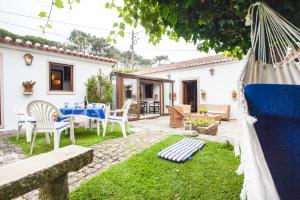 patio con mesa y sillas en Beautiful Country House&Romantic Garden en Sintra