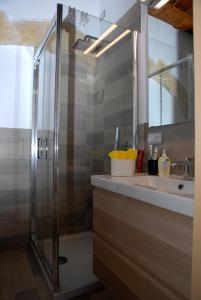een badkamer met een douche en een wastafel bij Antica Dimora I Dragoni in Cagliari