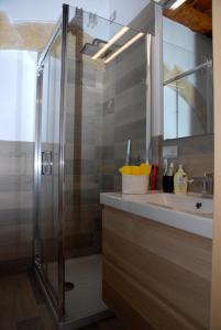 un bagno con doccia e lavandino di Antica Dimora I Dragoni a Cagliari