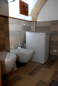 un bagno con un water e un lavandino di Antica Dimora I Dragoni a Cagliari Altre 8 foto