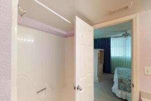 基韋斯特的住宿－Sunrise Suites Catalina Suite #311，一间设有门的房间和一间带一张床的卧室