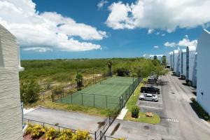 una vista aérea de una pista de tenis en un aparcamiento en Sunrise Suites Tierra Bomba Suite #403, en Key West