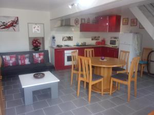 Beauchêne的住宿－chez christophe，厨房以及带桌椅的用餐室。
