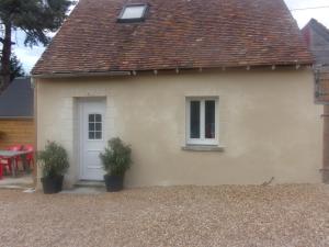 una casa blanca con dos plantas delante en chez christophe, en Beauchêne