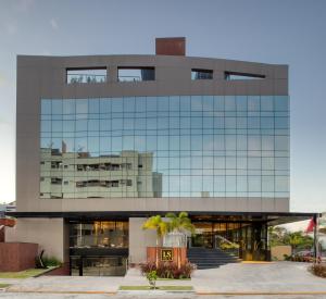 un edificio de oficinas con muchas ventanas en LS Hotel en João Pessoa