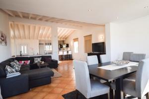 uma sala de jantar e sala de estar com uma mesa e um sofá em Modern Beach House Marbella em Marbella