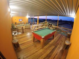 a room with a pool table in a yurt at Hostel da Milla in Presidente Figueiredo