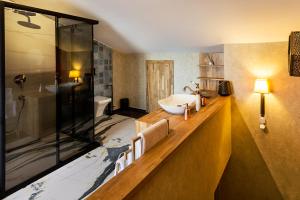TV a/nebo společenská místnost v ubytování Sublime Porte Hotel