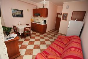 ein Wohnzimmer mit Sofa und eine Küche in der Unterkunft Split Apartments Peric in Split + 32 Fotos