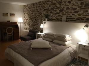um quarto com uma cama grande com almofadas em Les Bouyeres em Saint-Malon-sur-Mel