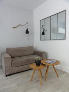 a living room with a couch and a table at L'Eau Reine in Saumur