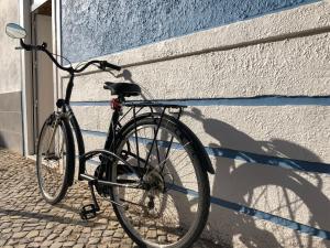 een fiets geparkeerd tegen een muur naast een gebouw bij Home Sweet Home VRSA in Vila Real de Santo António