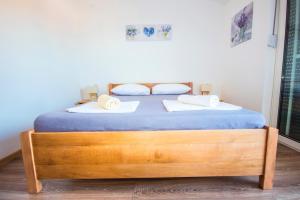 מיטה או מיטות בחדר ב-Apartments and Rooms Skalinada